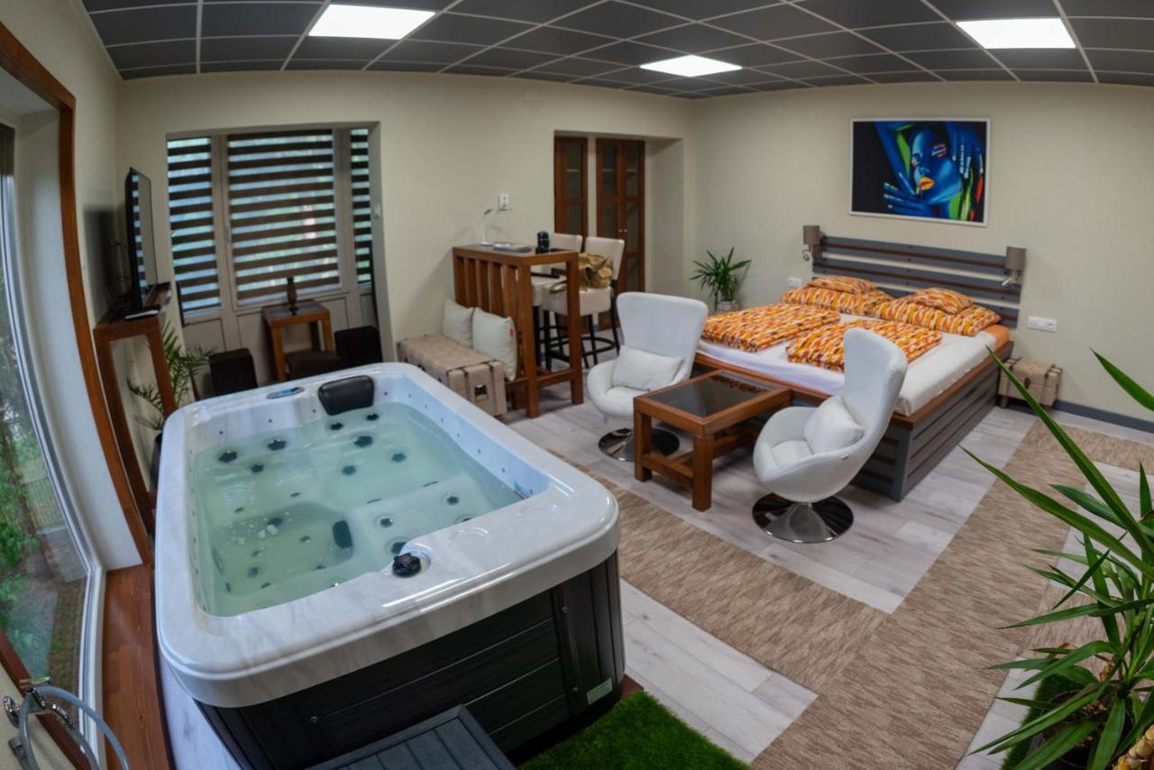 E 14 Aparthotel Berekfurdo Luaran gambar
